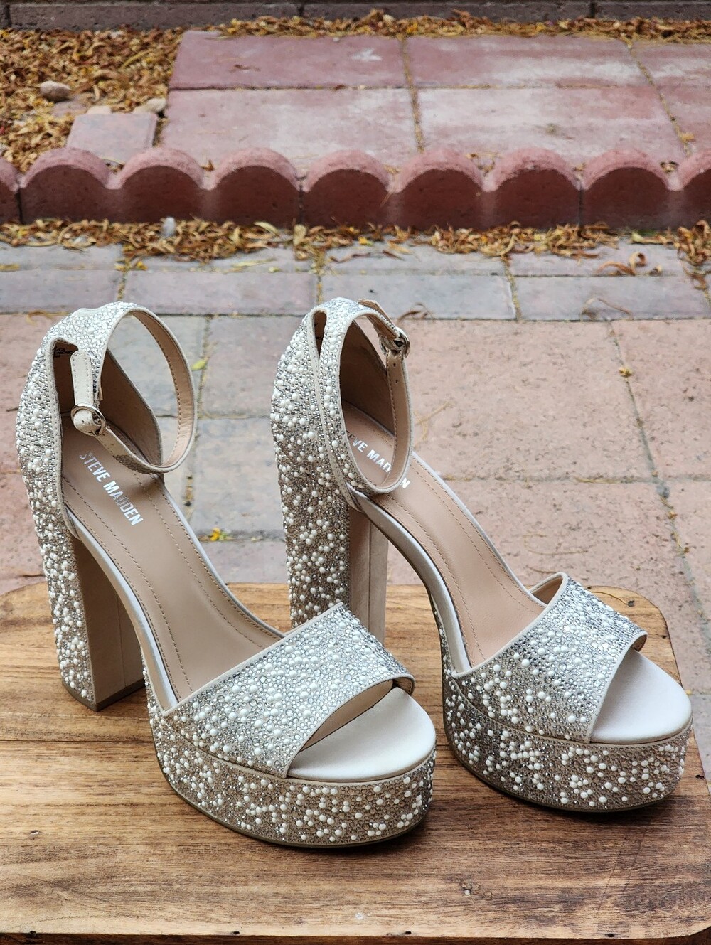 Steve Madden Women's Glam Champagne Pearl Rhinestones Platform Sandals Size 10 - Picture 3 of 9